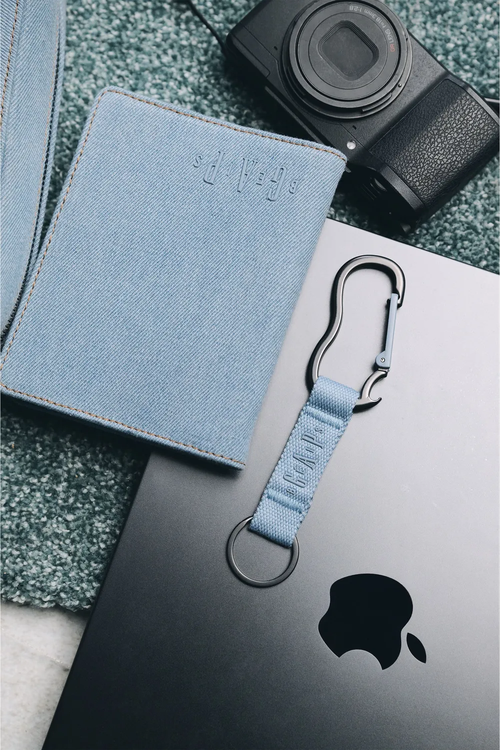 Beis Gap x Beis moschettone Denim Blue portachiavi apribottiglia