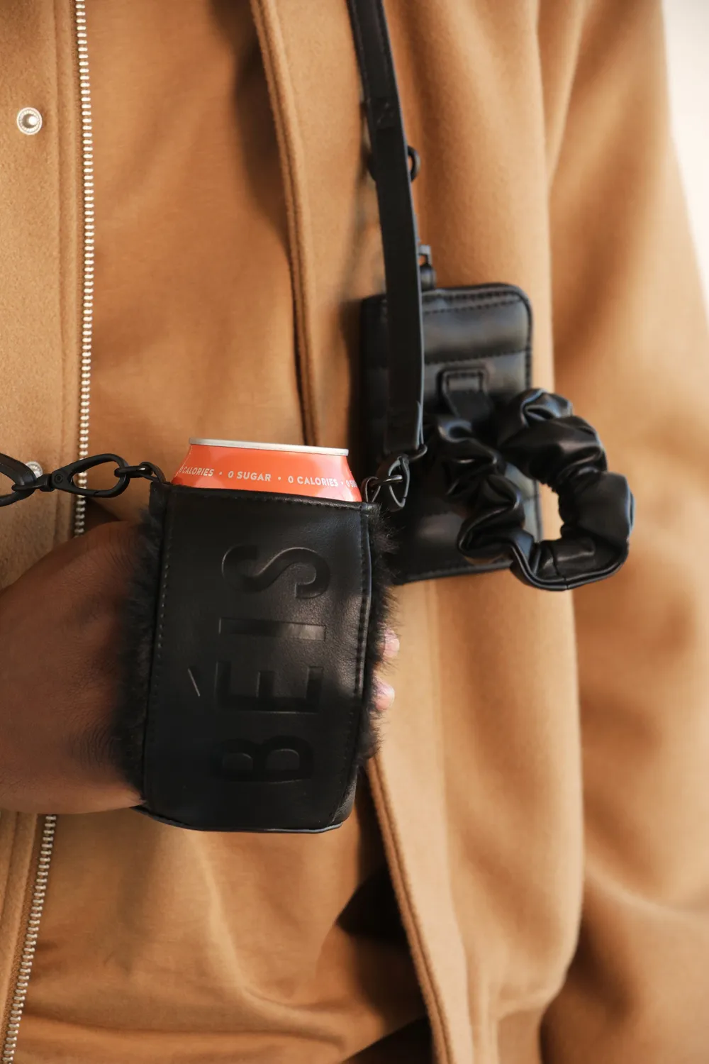 Beis The Koozie Sling Tracolla Porta Bevanda Nera con tasca