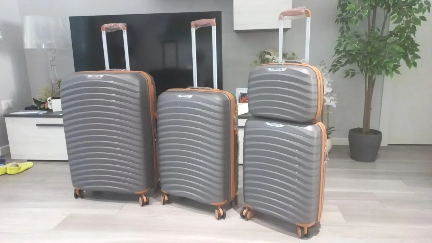 Provitera Set 4 Valigie Rigide Nere con Beauty Case
