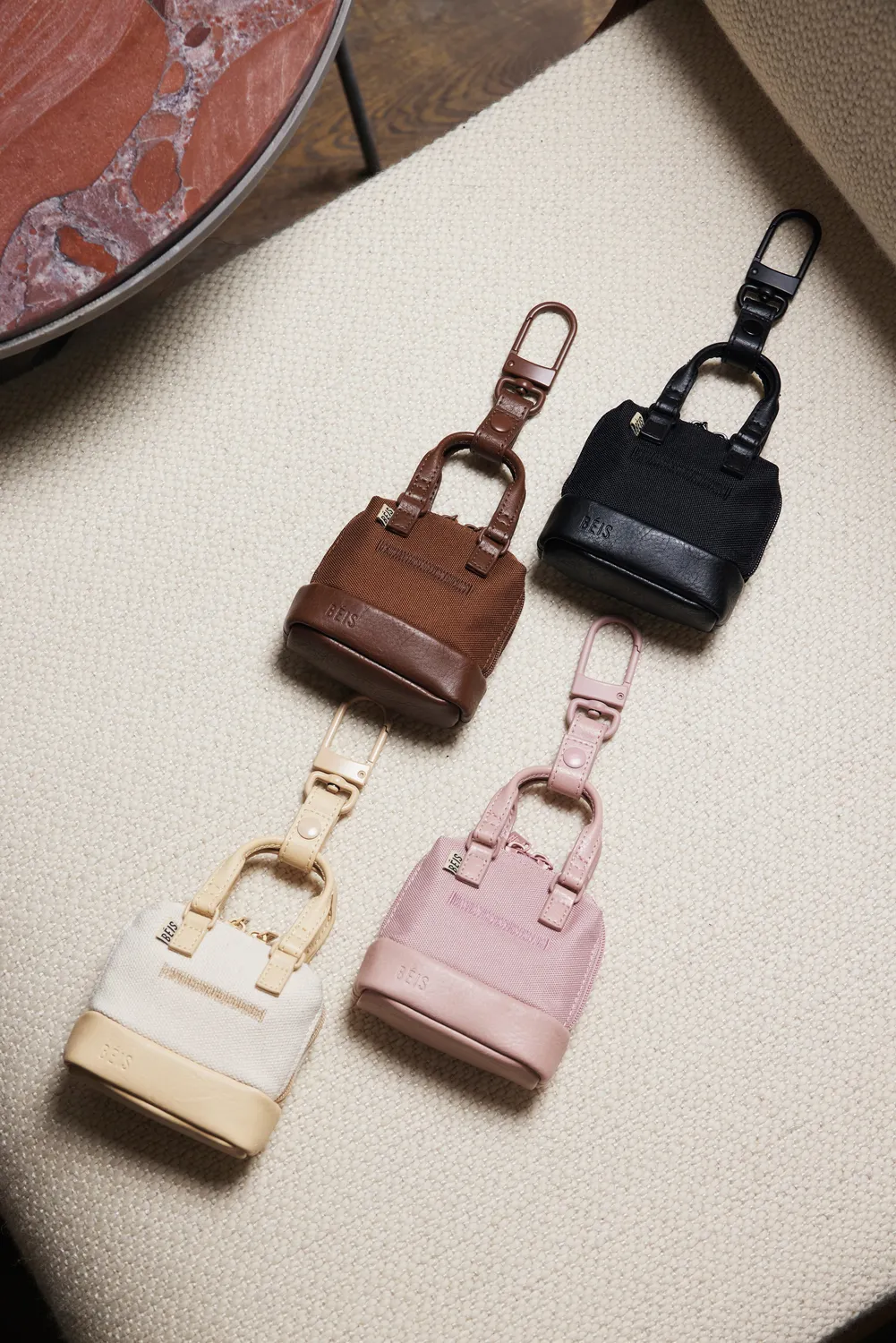 Beis Micro Weekender Charm portachiavi Atlas Pink