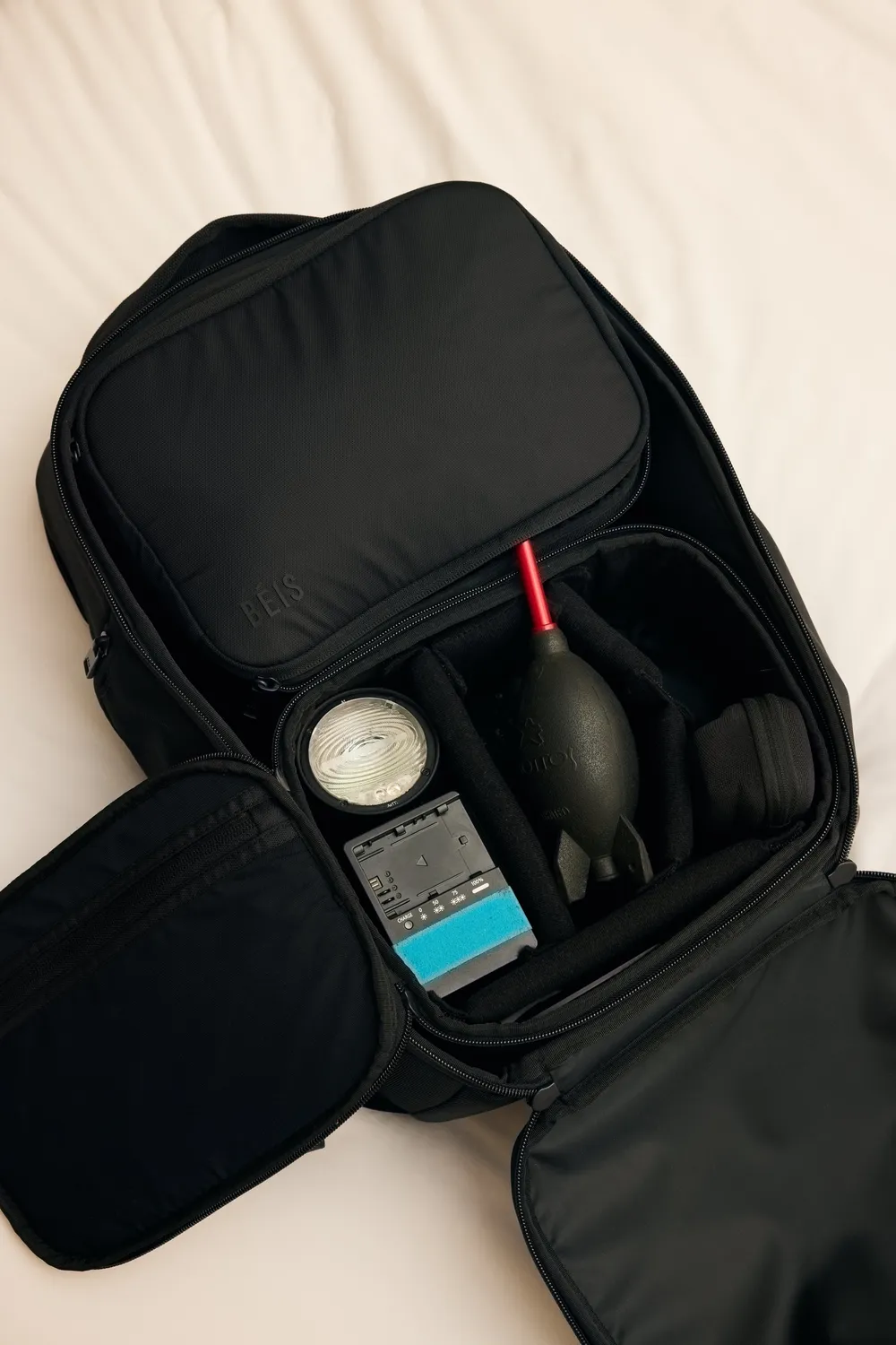 Beis The Travel Backpack zaino nero da viaggio leggero