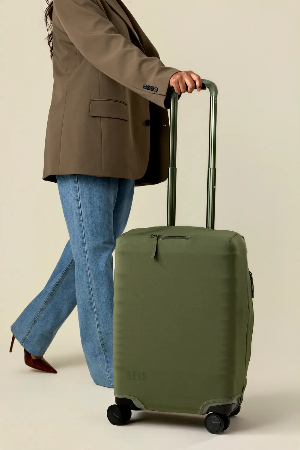 Beis The Carry-On coprivaligia Olive cabina