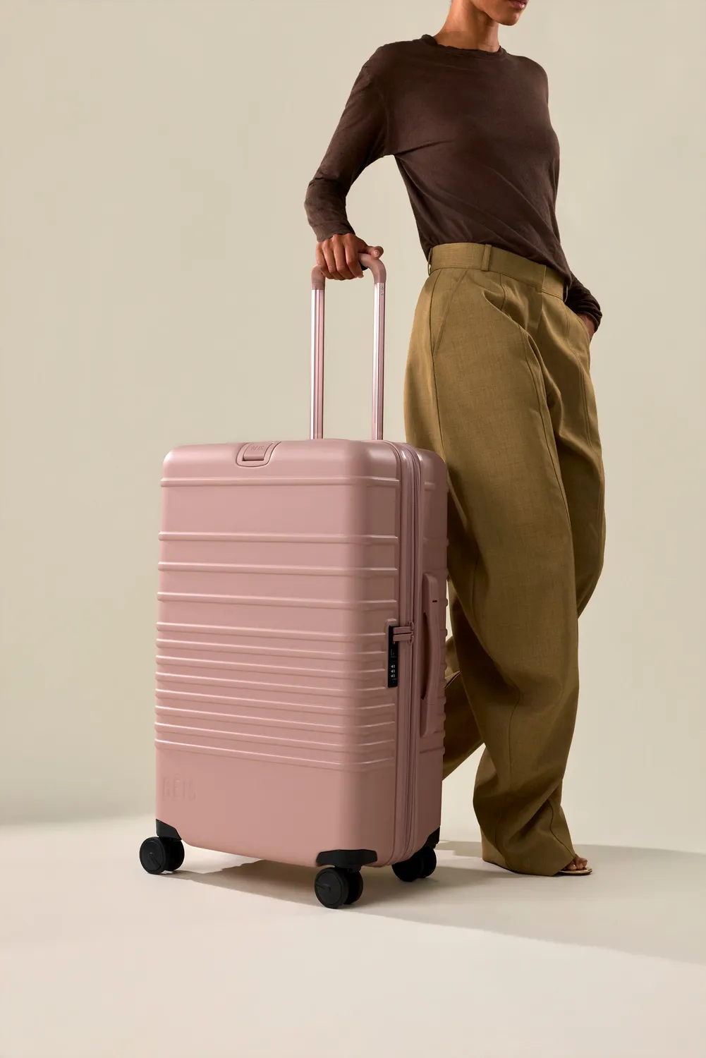 Beis The Medium Check-In Roller valigia atlas pink rigida