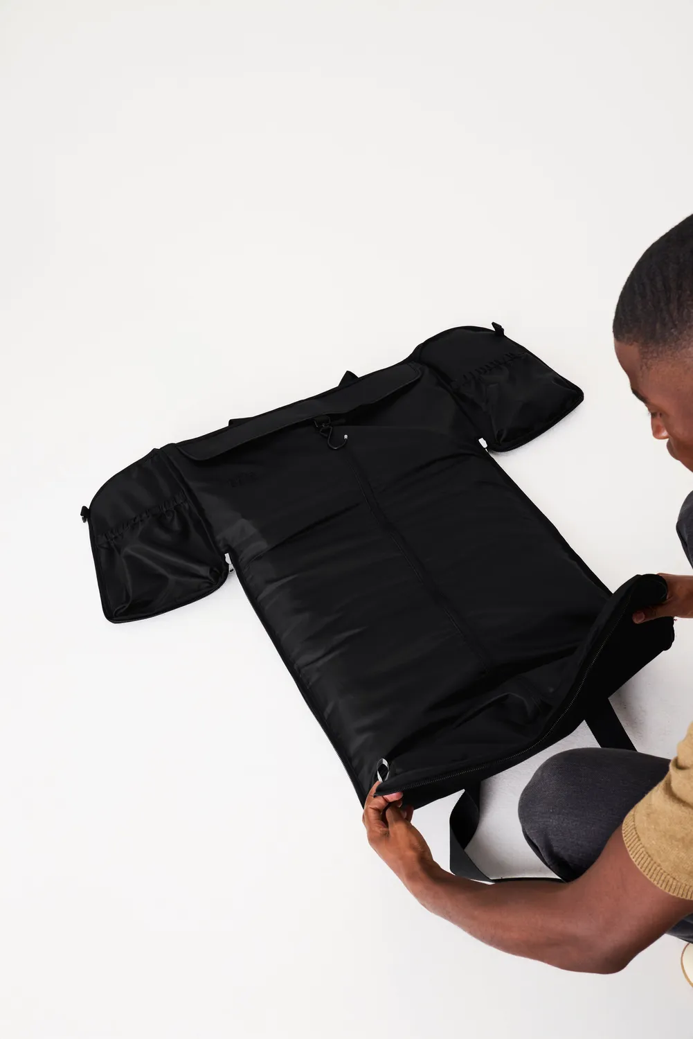 Beis Garment Duffle borsone porta abiti nero