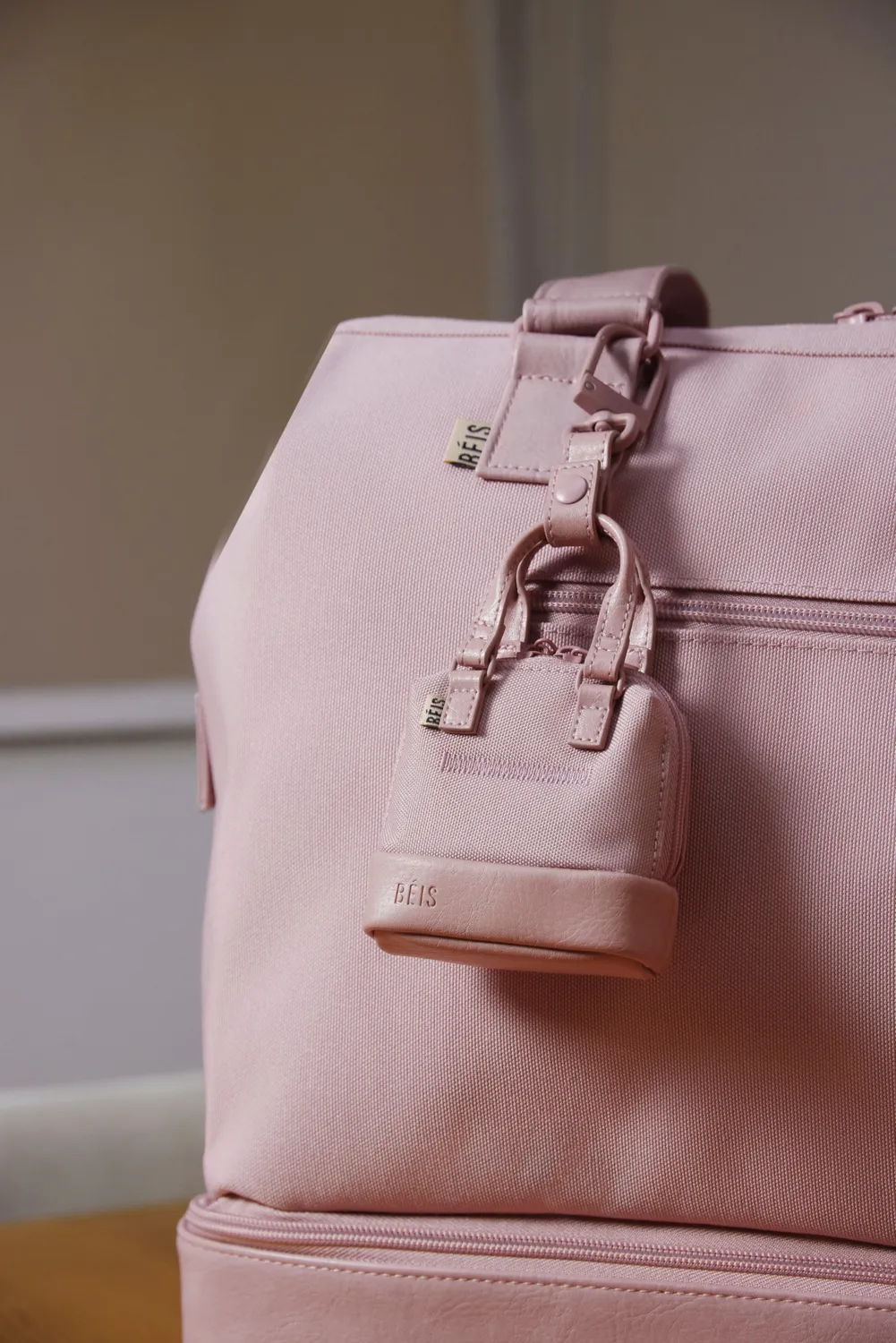 Beis Micro Weekender Charm portachiavi Atlas Pink