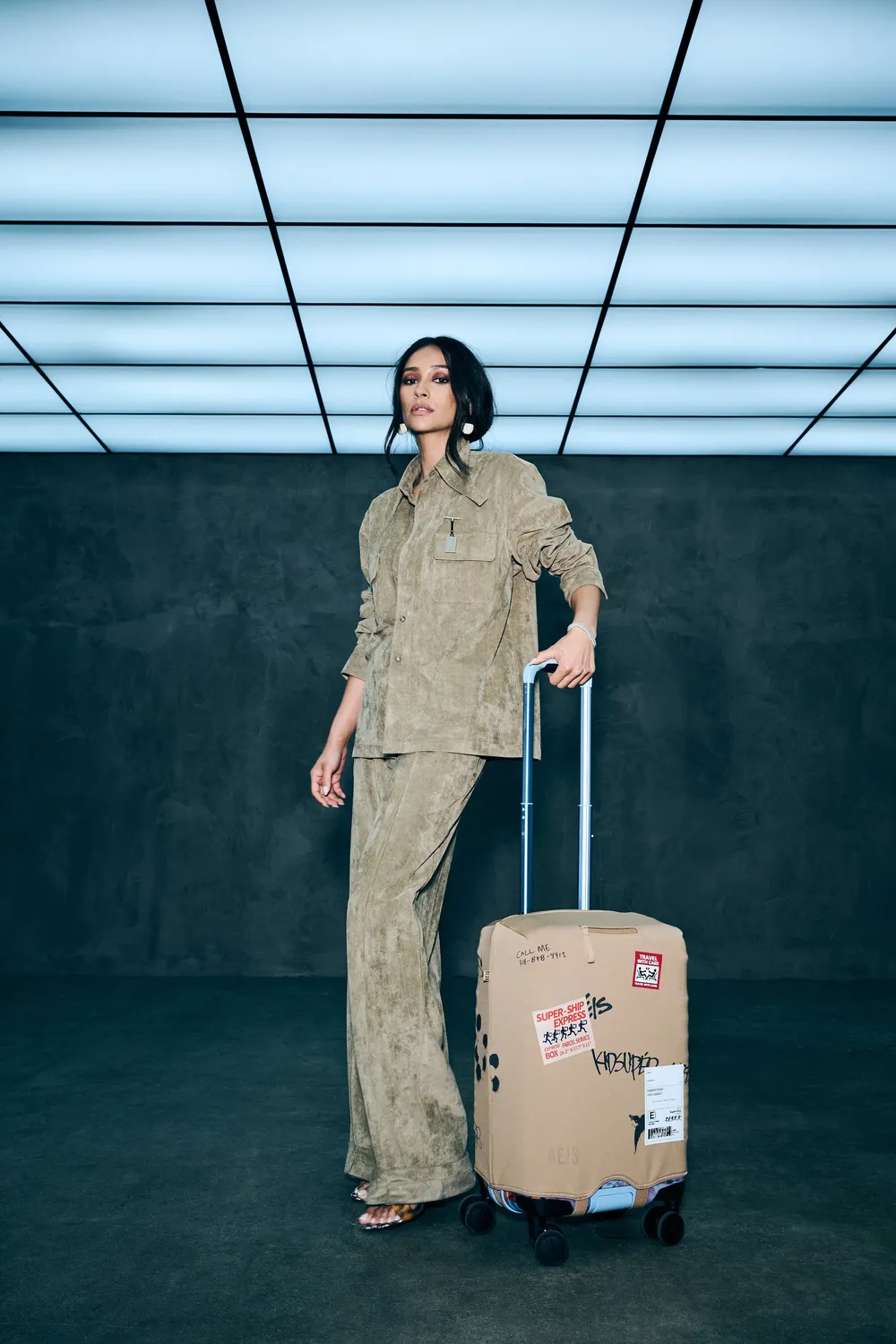 Beis Hybrid Carry-On Cover custodia trolley cargo graffiti