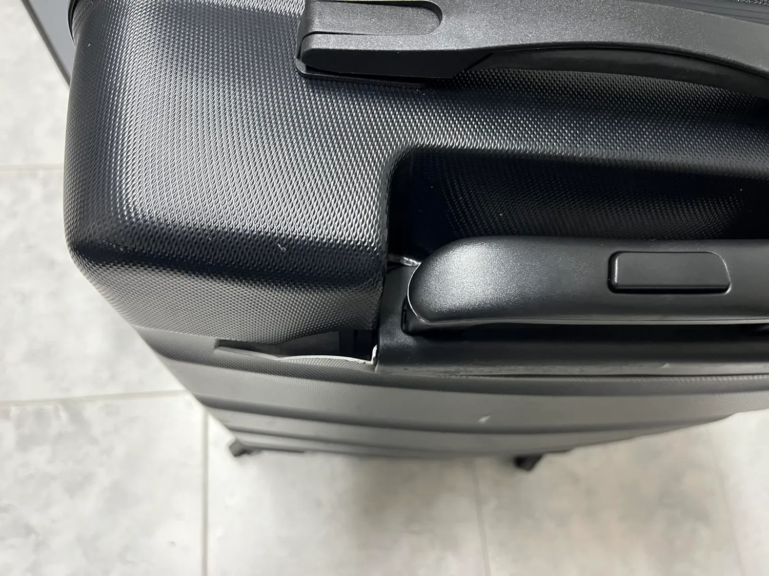 Kono M 66cm 63L Valigia Rigida da Stiva Nera TSA