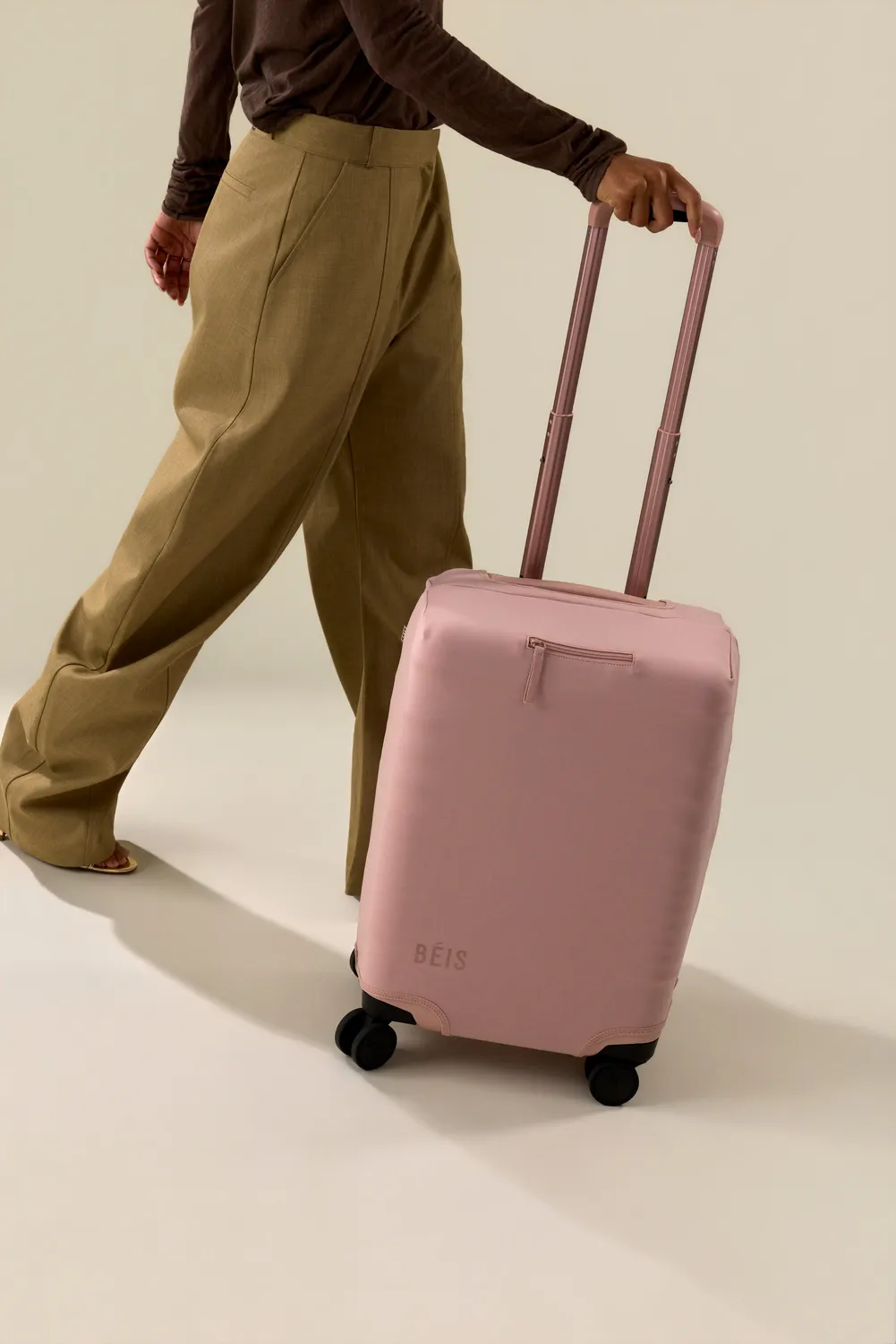 Beis The Carry-On coprivaligia Atlas Pink cabina