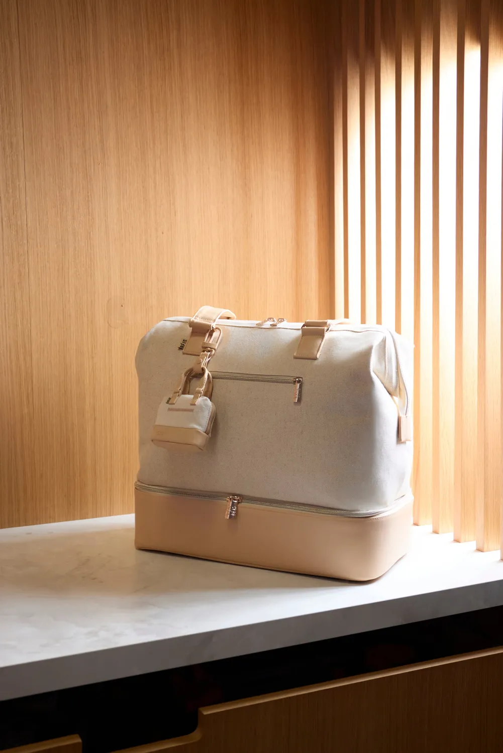 Beis Micro Weekender Charm portachiavi beige