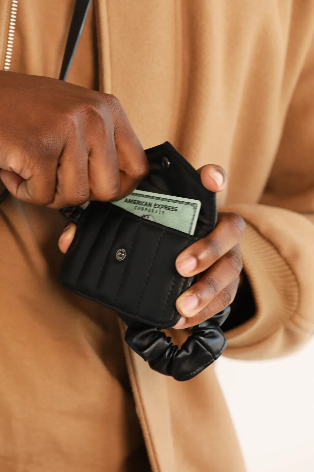Beis The Koozie Sling Tracolla Porta Bevanda Nera con tasca