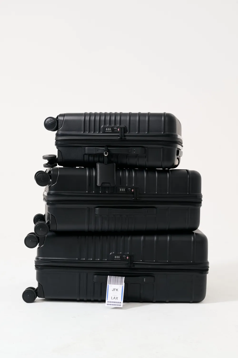 Beis The Large Check-In Roller valigia stiva nera rigida