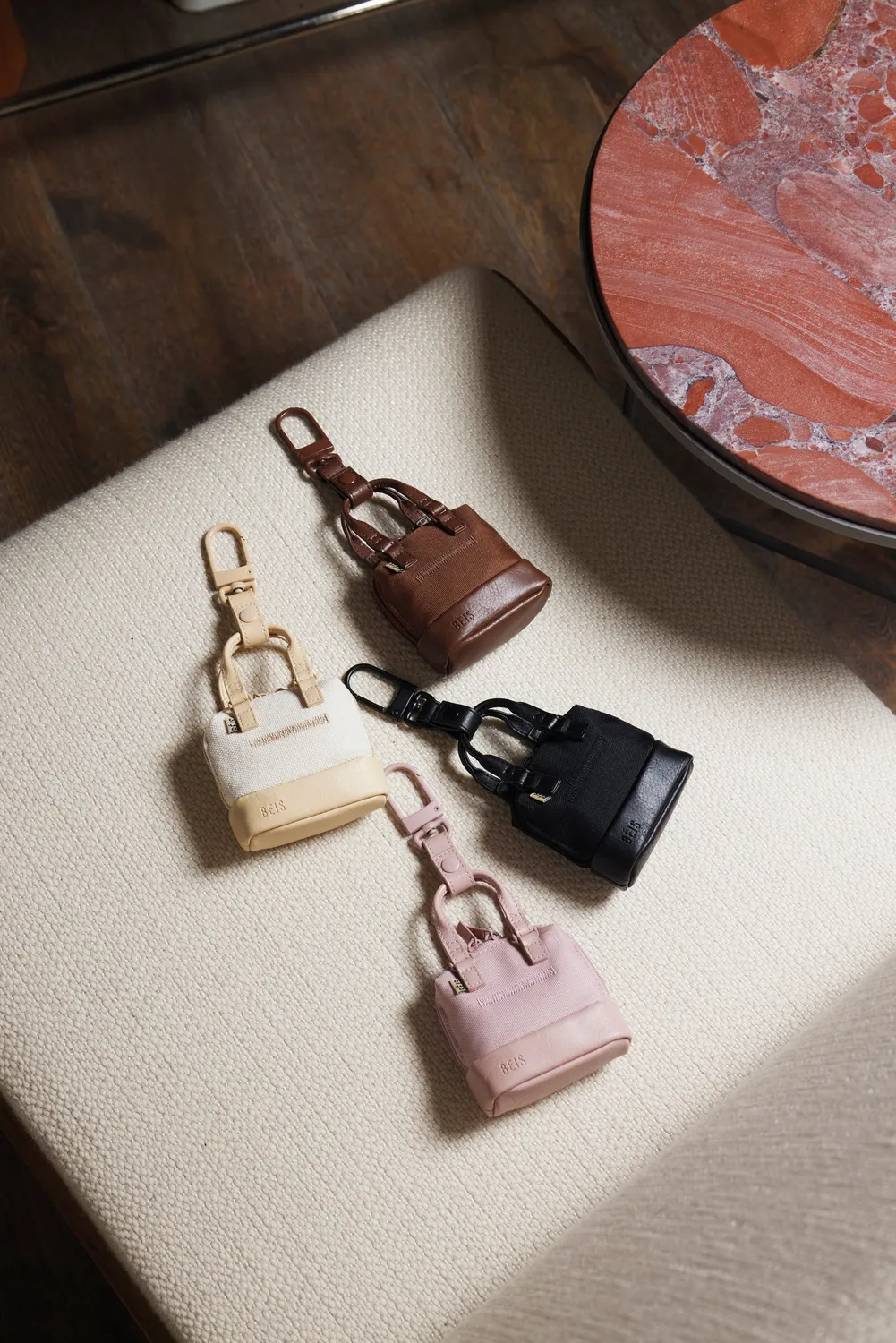 Beis Micro Weekender Charm portachiavi beige