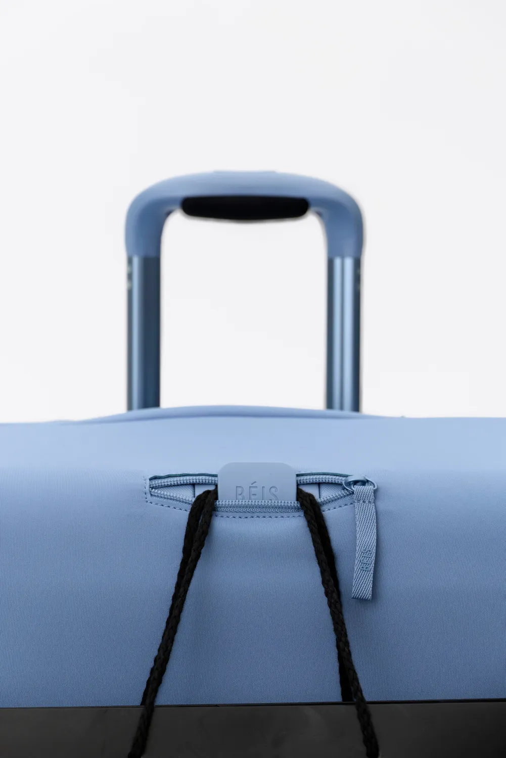 Beis Hybrid Carry-On cover valigia dusty blue